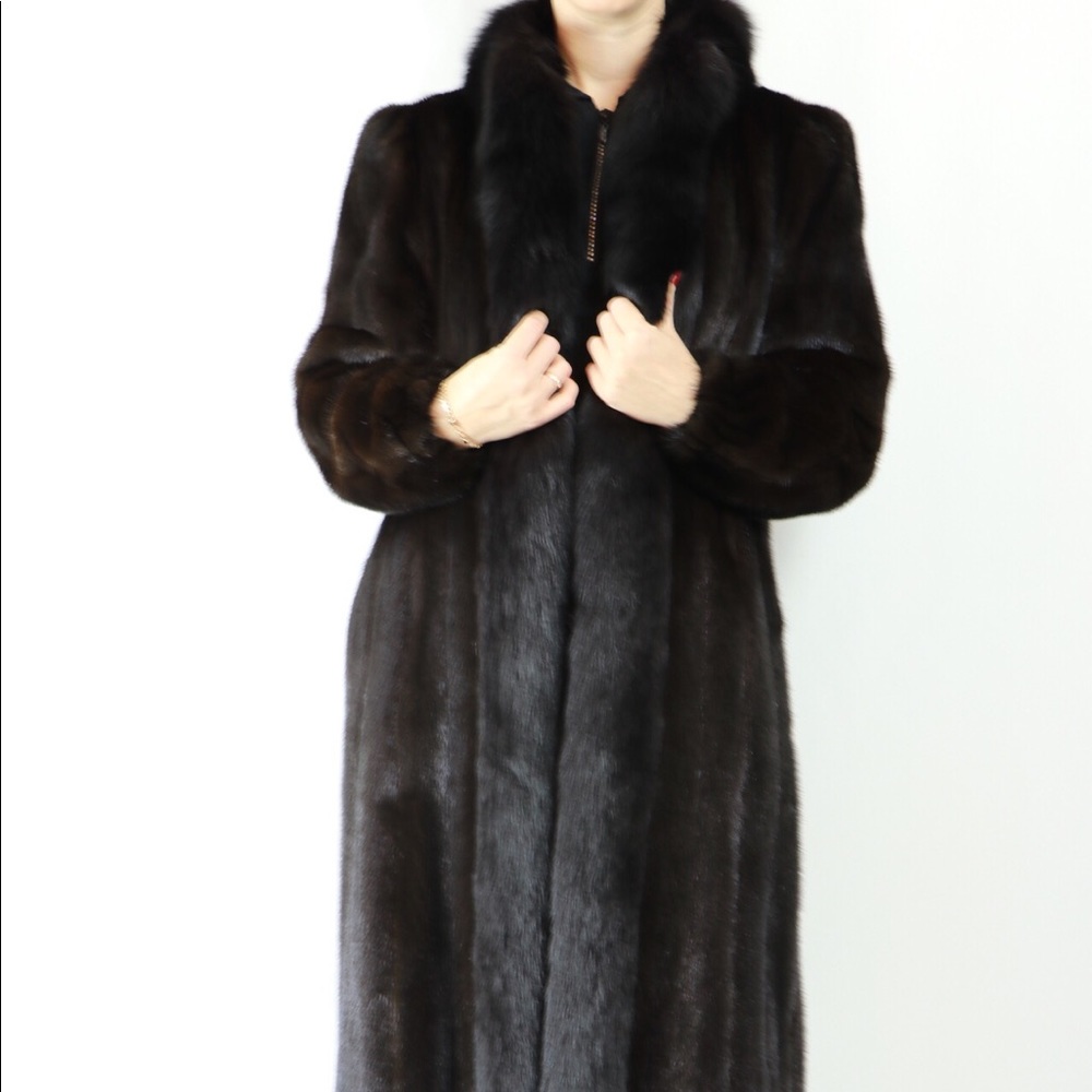 Blackglama Mink coat 💕💕💕with fox collar.
